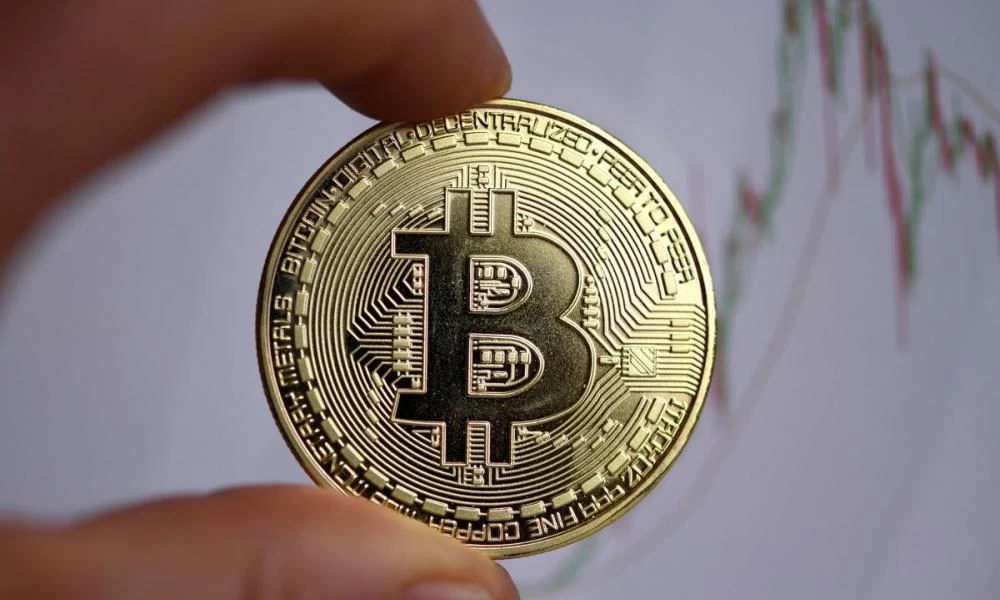 Ξεπέρασε τα 18.000 δολ. τα bitcoin - Ακολουθεί βύθιση η πτήση στα ουράνια;